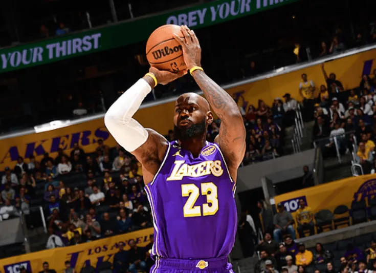 乐鱼电竞官网-詹姆斯全场17中7，三分3中0得到17分4篮板10助攻8失误